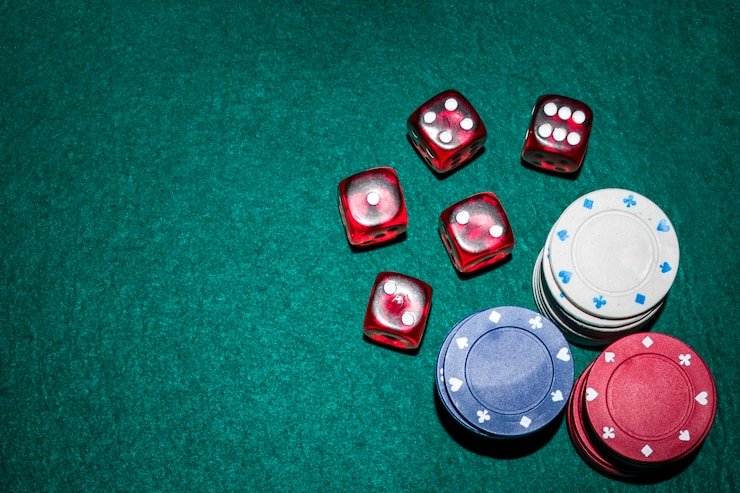 Dealer beton4d menampilkan kartu komunal dan menjelaskan urutan tangan poker di Casino Hold'em