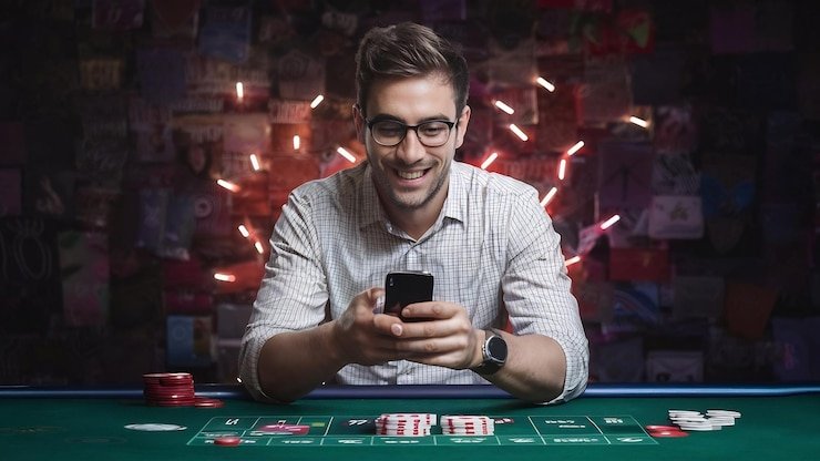 Dealer beton4d mengocok tiga dadu dalam wadah Sic Bo dengan kamera close-up HD yang menampilkan setiap hasil dengan jelas