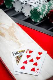 Antarmuka Baru Dimainkan menampilkan meja blackjack, roulette, dan studio live dealer di beton4d